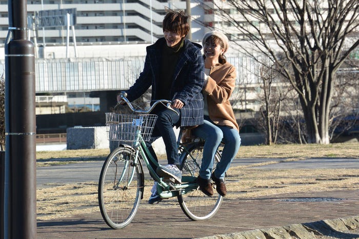 ユナクと山下リオ(C)読売テレビ