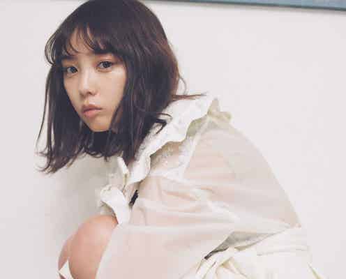乃木坂46与田祐希、透明感溢れるガーリーなファッション披露