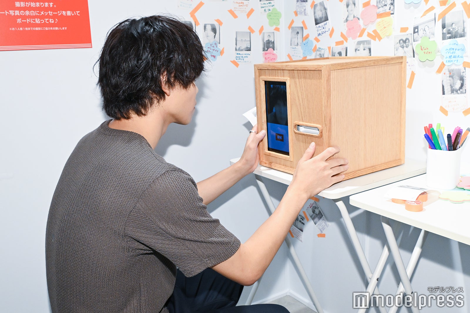 記念撮影をする太田将熙（C）モデルプレス