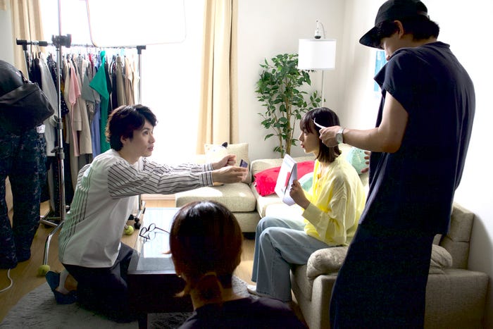 鈴木浩文、さかたりさ/縦型WebCM「縦型イオンカード編」(提供写真)