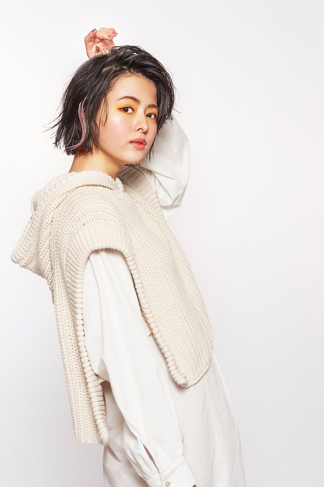 ニット＆シャツワンピ：Ungrid
バッグ：CALNAMUR
ブーツ：Re:EDIT
（提供写真）