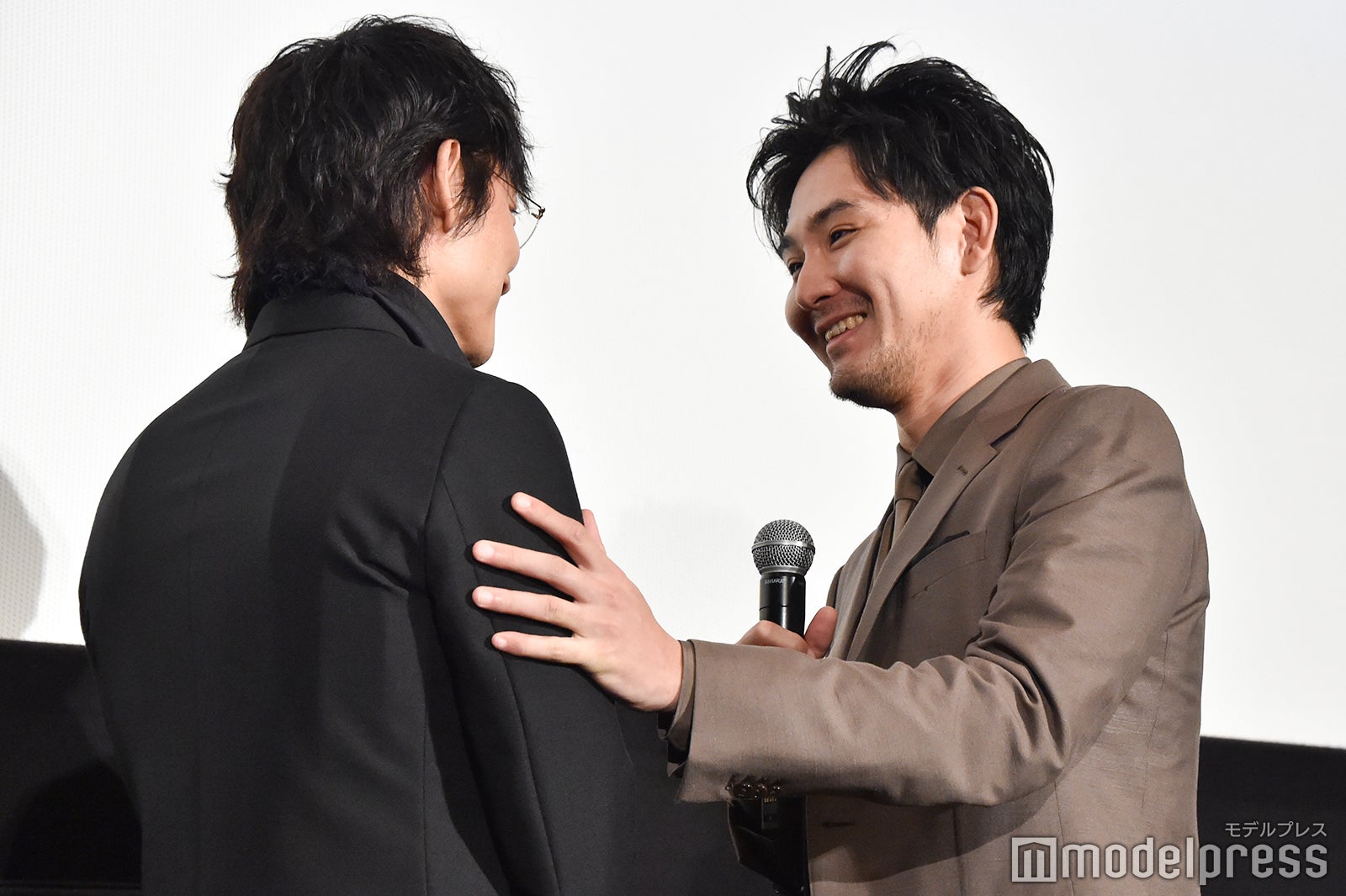 綾野剛、松田龍平 （C）モデルプレス