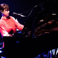大塚 愛、ピアノ弾き語りライブ終幕!「星」と「水」をテーマにしたセットリストで別世界の空間に誘う