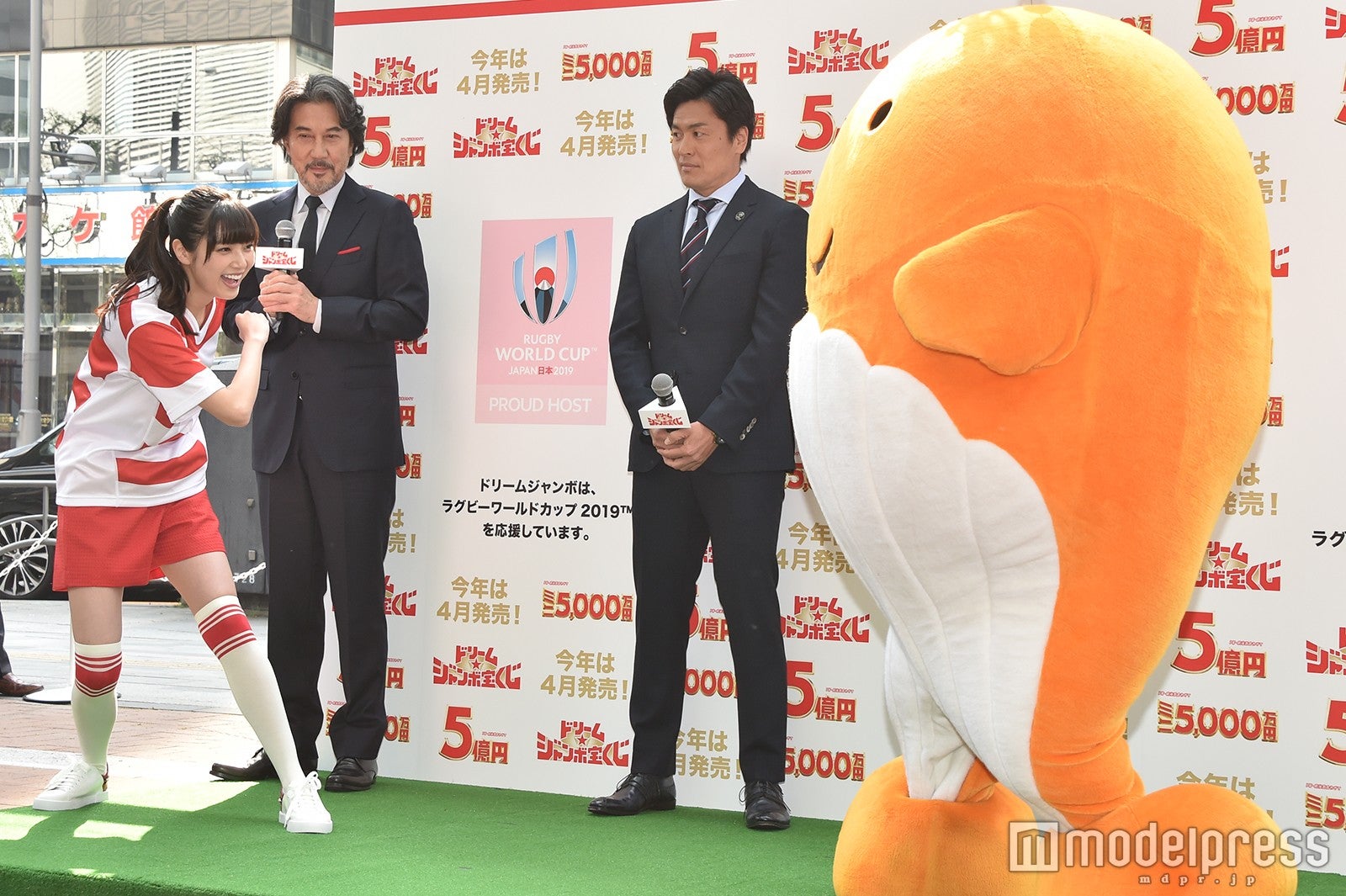 新川優愛タックル（2） （C）モデルプレス