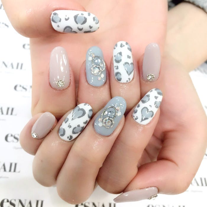 くすみカラーで落ち着きある印象に/画像提供:esNAIL