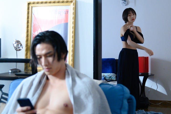 野村祐希、能條愛未「私が獣になった夜~名前のない関係~」(C)AbemaTV, Inc.