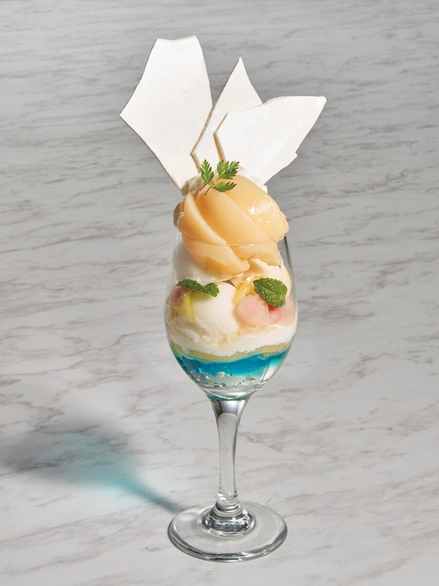 「パークサイド・グリル」の白桃と柑橘のフローズンパフェ 1800円　画像提供：ユニバーサル・スタジオ・ジャパン