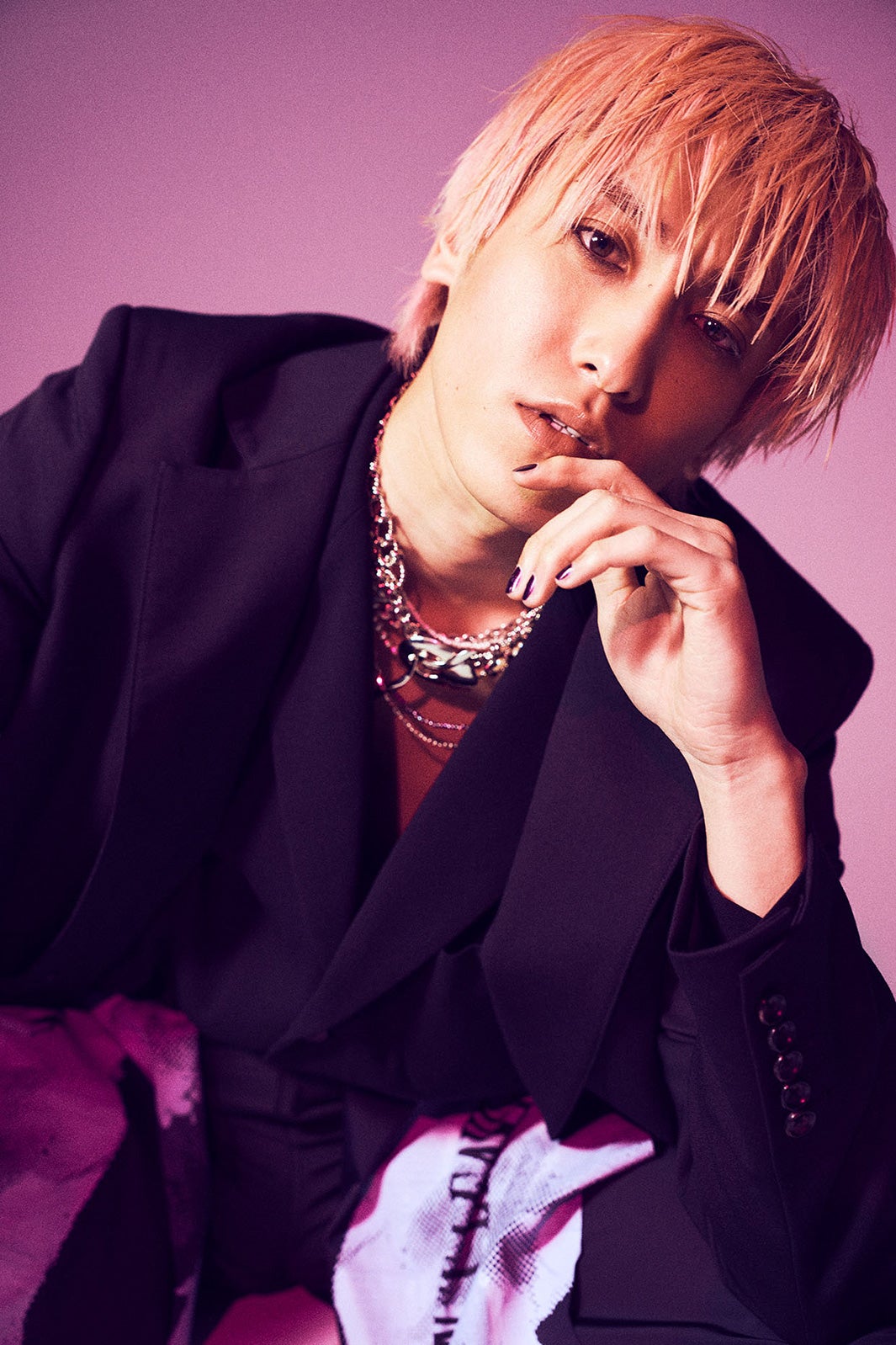 EXIT兼近大樹、初の写真集決定 芸人の枠を超えた表情見せる