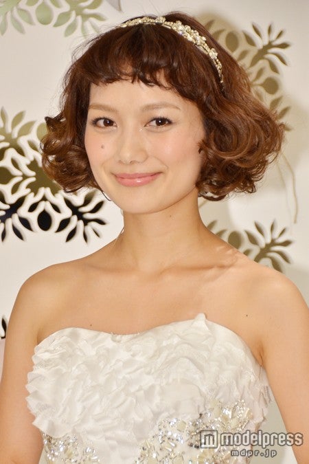 モデル武智志穂、純白ウエディングドレスで登場 夫の“愛情出演”を語る