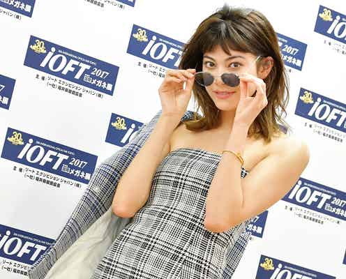 森星、輝く美脚&デコルテあらわに登場 姉・泉とまさかの一致に「感極まっちゃった」<第30回 日本メガネベストドレッサー賞>