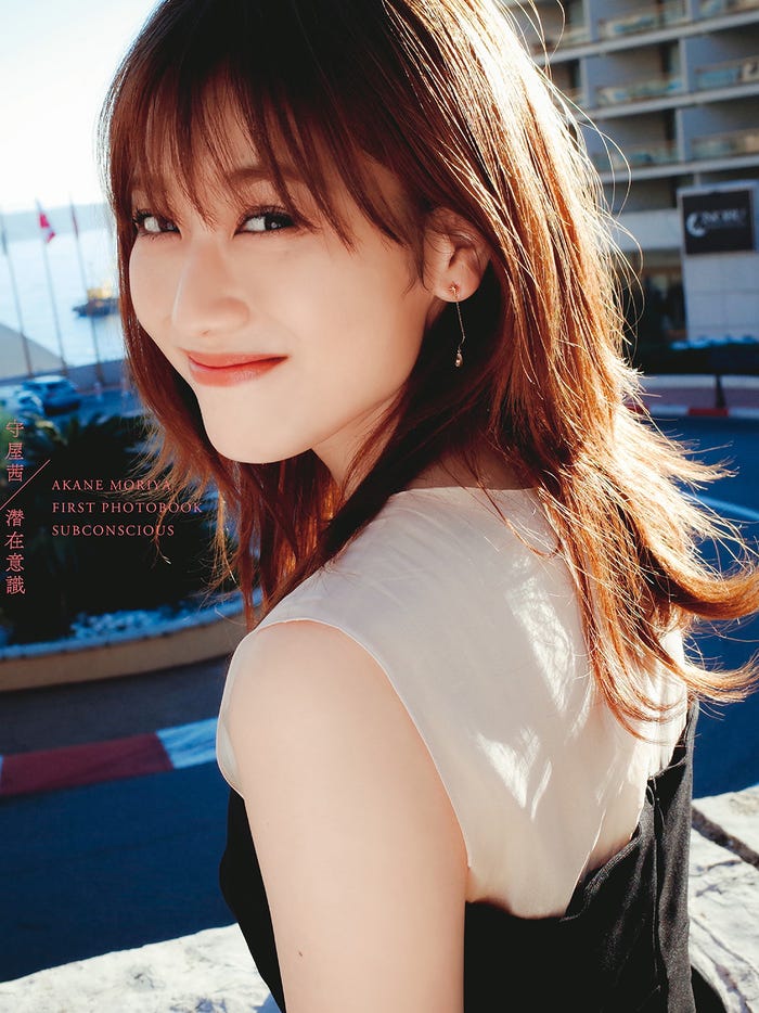 守屋茜1st写真集「潜在意識」通常版表紙(撮影/桑島智輝)