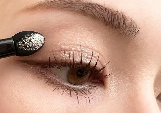 トレンドのラメは、アイメイクの最後に塗るべし