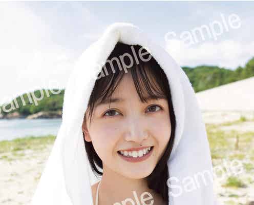 乃木坂46久保史緒里、白ビキニ姿でキュートな笑顔 1st写真集「交差点」封入ポストカード絵柄解禁