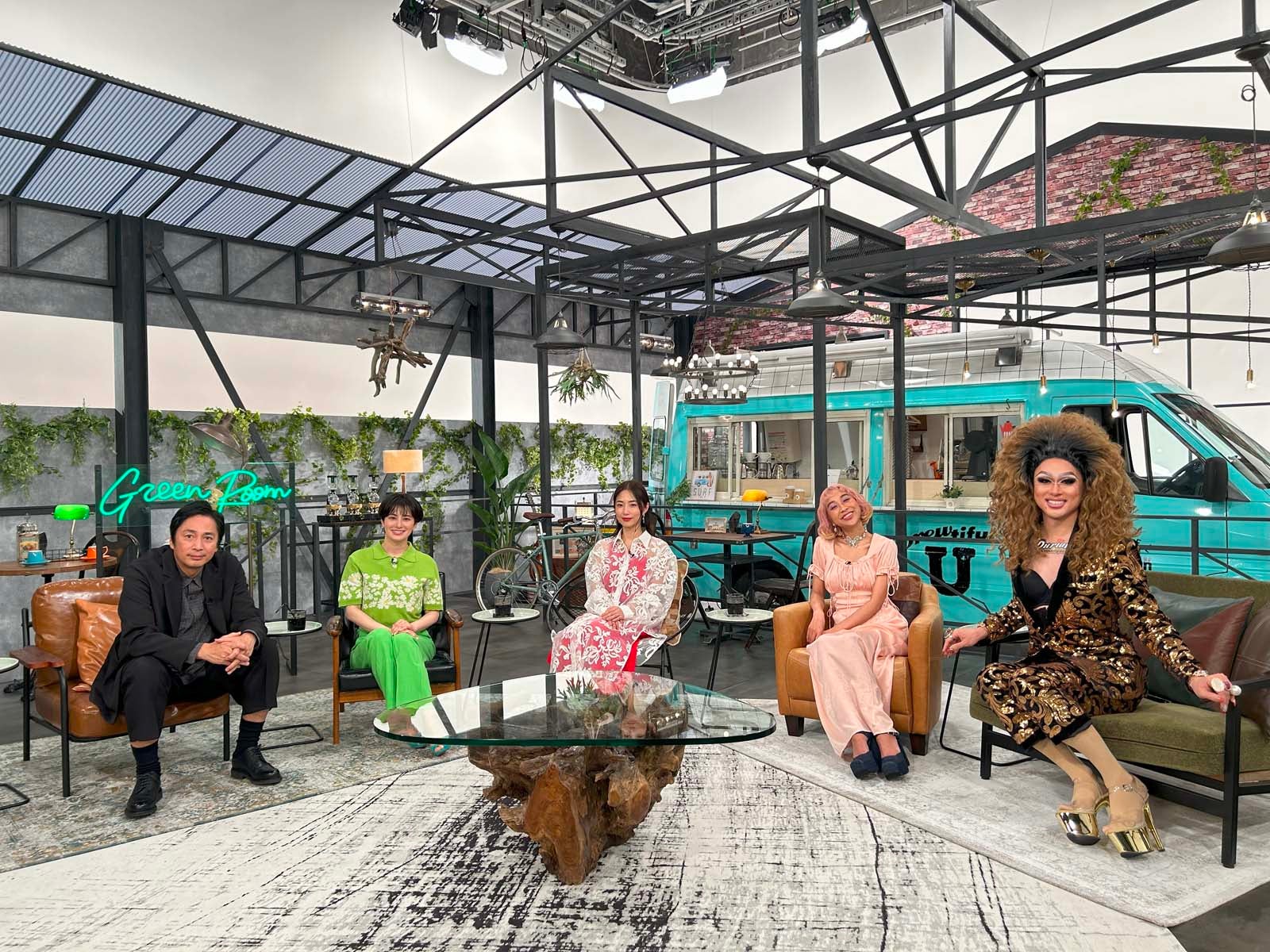 （左から）徳井義実、ホラン千秋、MEGUMI、青山テルマ、ドリアン・ロロブリジーダ／Netflixリアリティシリーズ「ボーイフレンド」 世界独占配信中