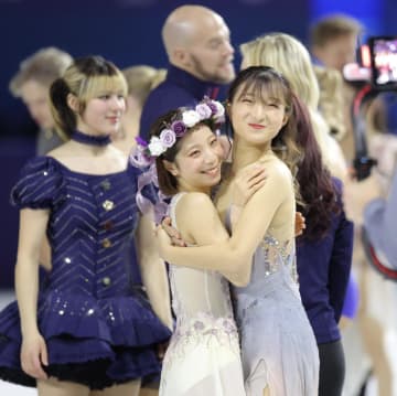 坂本花織と三浦璃来のほっこりシーン フィナーレで花冠のかぶせ合い「突然のイチャイチャでびっくり」「美しいやり取り」視聴者も感動