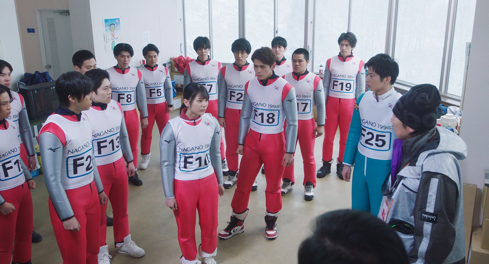 （左前から）山田裕貴、小坂菜緒（日向坂46）、眞栄田郷敦、田中圭／映画「ヒノマルソウル～舞台裏の英雄たち～」場面写真 （C）2021映画「ヒノマルソウル」製作委員会