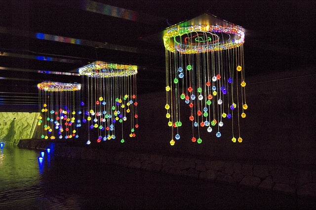 星のように堀川を照らす「光のしずく」／photo by Kyoto-Picture