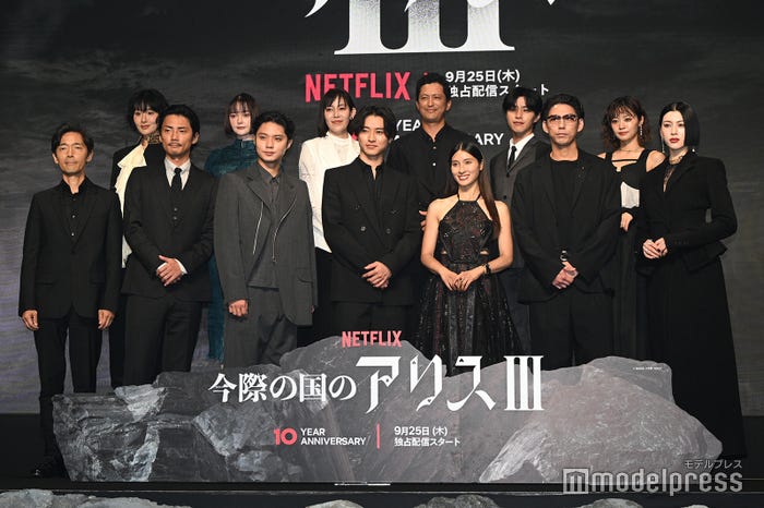 (後列左から)玄理、玉城ティナ、須藤理彩、池内博之、醍醐虎汰朗、吉柳咲良(前列左から)佐藤信介監督、毎熊克哉、磯村勇斗、山崎賢人、土屋太鳳、賀来賢人、三吉彩花(C)モデルプレス