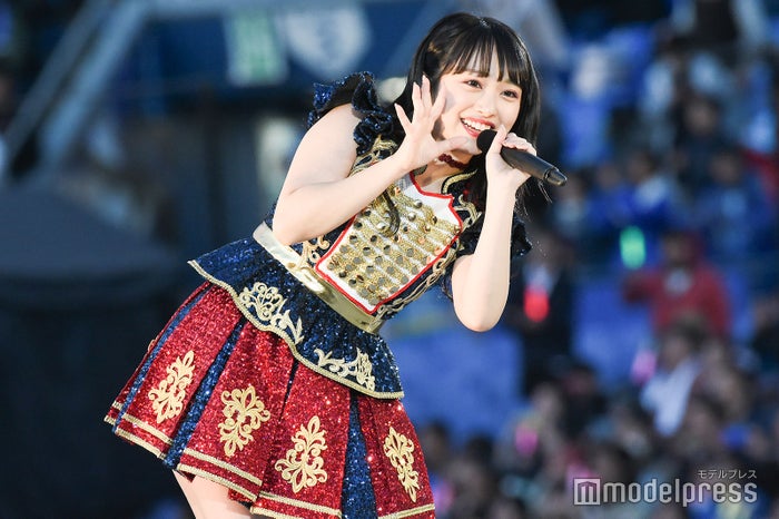 小柄で華やかな顔立ちなのが向井地美音 (C)モデルプレス