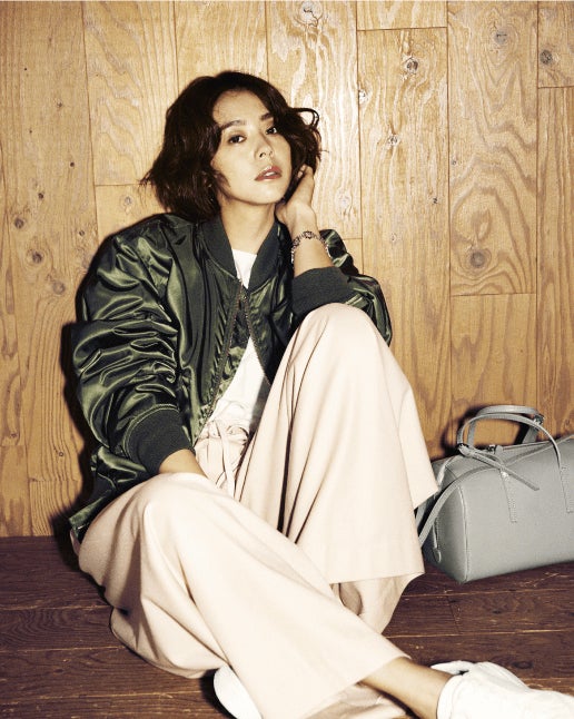 カーキのMA-1で大人ガーリーに（C）TOPLOG