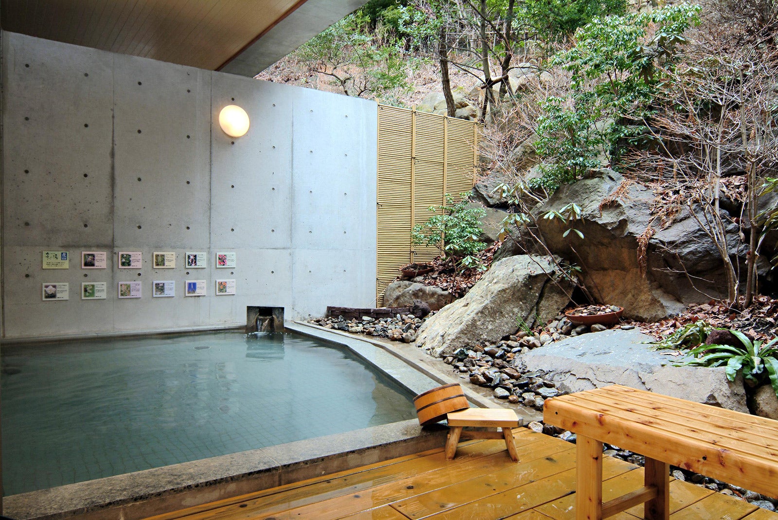 （旧）花いずみの湯露天風呂／画像提供：ネオオリエンタルリゾート八ヶ岳高原