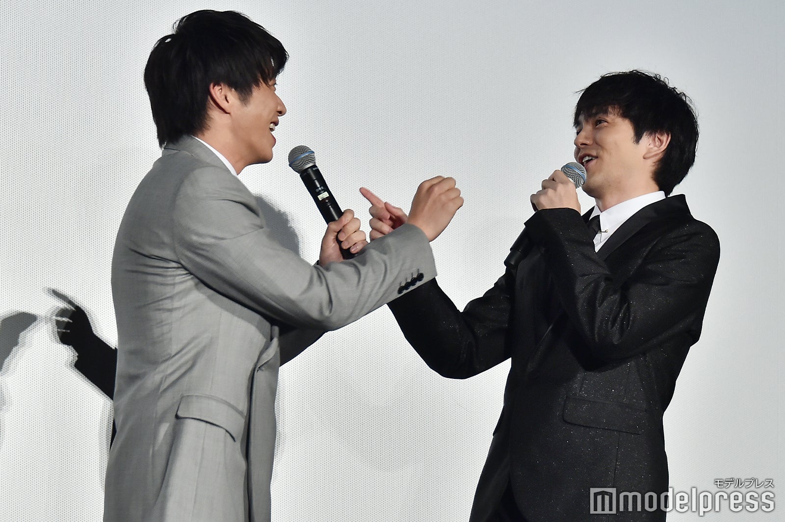 じゃれ合う田中圭＆林遣都（C）モデルプレス