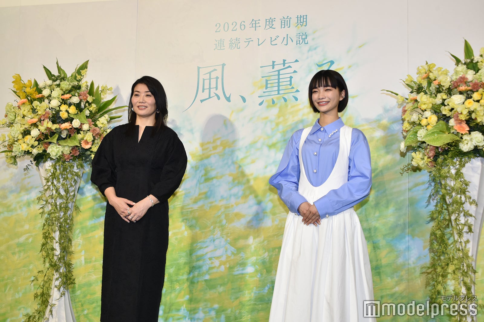 吉澤智子氏、見上愛（C）モデルプレス