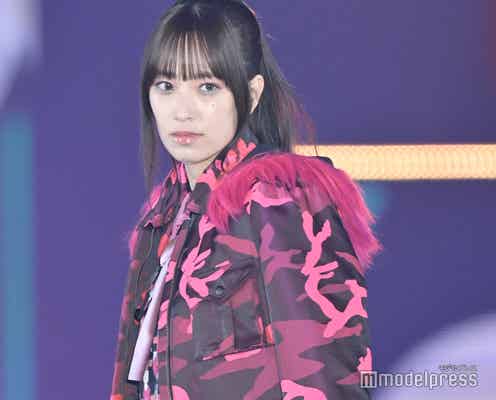 日向坂46佐々木久美、ミニ丈ワンピ×網タイツでセクシーに<GirlsAward 2023 A/W>