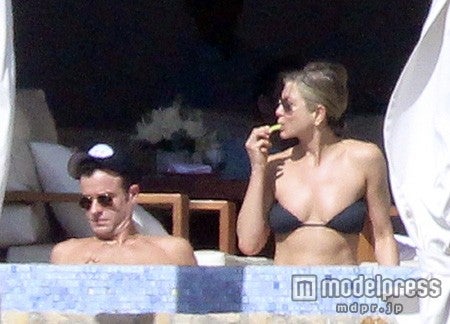 ジェニファー・アニストン、バカンス先でビキニがずり落ち