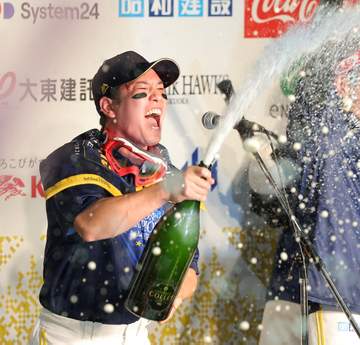 ソフトバンク ビールかけ前にまさか 栗原が近藤をステージに呼んで小久保監督に謝罪「3、4番がノーホームラン、ノー打点。それでも4連勝。すごい」