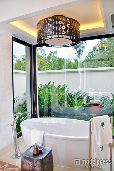 バスルームからは庭が見える