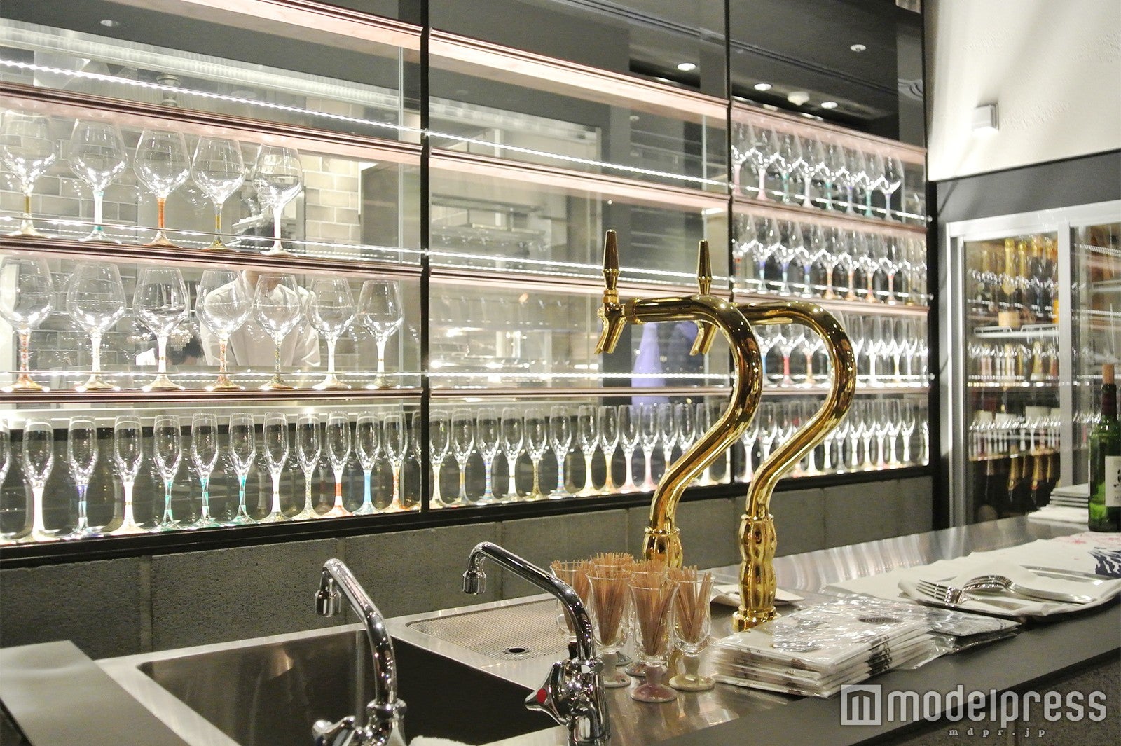 バーカウンター（C）モデルプレス