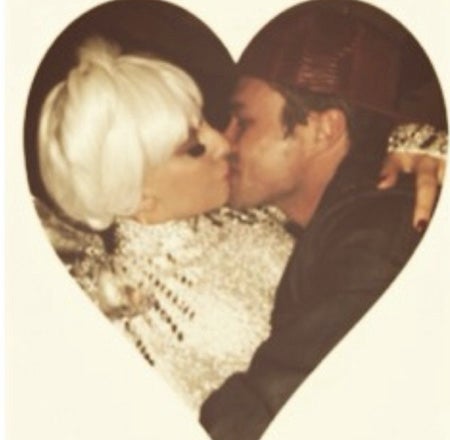 レディー・ガガ、恋人との熱烈キスシーンを公開