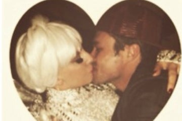 レディー ガガ 恋人との熱烈キスシーンを公開 モデルプレス レディー ガガ 恋人との熱烈キスシーンを公開 モデルプレス