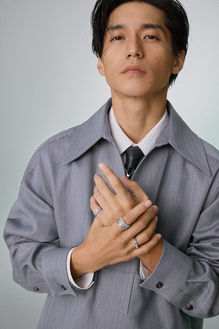 錦戸亮/Photos : Takanori Okuwaki Styling:Norio Honda Hair:Takai, Uran, Shihori Makeup:Shino Ariizumi Nail:Ayaka Tanaka Interview:Hazuki Nagamine Edit & Text : Hisako Yamazaki