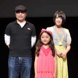 北乃きい(右)、谷花音(中央)、森岡利行監督(左)