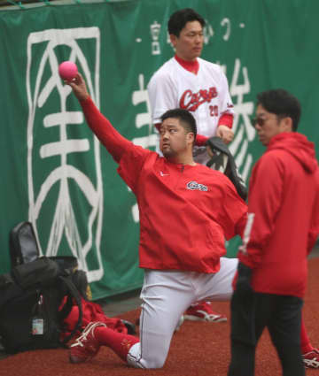 広島 栗林と中崎が別メニュー調整 新井監督「栗林は腰の張りかな。中崎は下半身の張り。大した事はない」と軽症強調 7日のシート打撃登板は回避