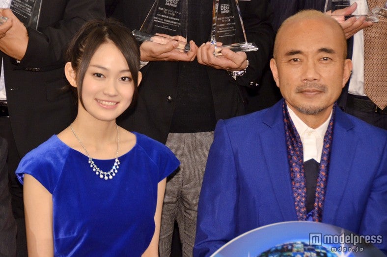 吉本実憂（左）と竹中直人（右）