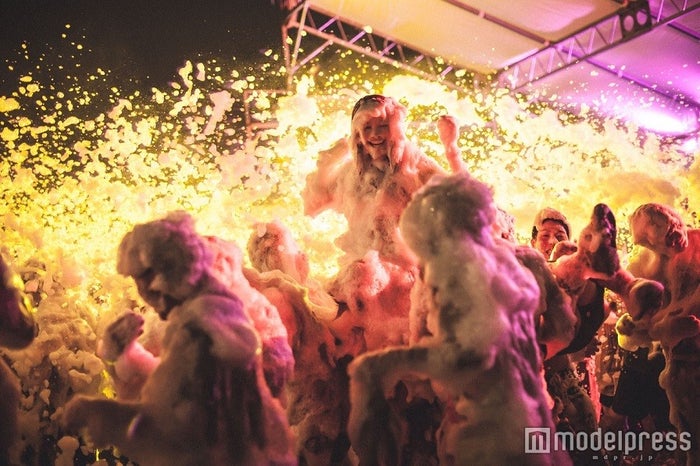 泡 光のラン Neon Bubble Dash 日本初上陸 巨大泡キャノンで5000人が泡まみれ 女子旅プレス 泡 光のラン Neon Bubble Dash 日本初上陸 巨大泡キャノンで5000人が泡まみれ 女子旅プレス