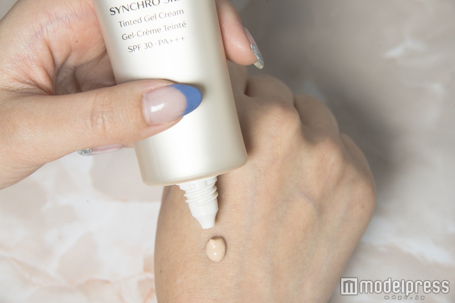 肌の色に合わせて「ライト」をチョイス（C）モデルプレス