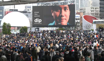 侍ジャパン 東京ドーム周辺が人、人、人！試合開始4時間前でも大混雑 開門が1時間早まる グッズ売り場には約300メートルの行列で後方は動かず