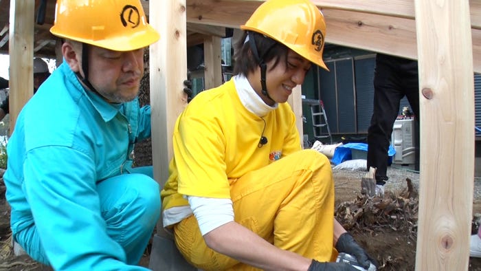 (左から)くっきー!、高橋海人(C)フジテレビ