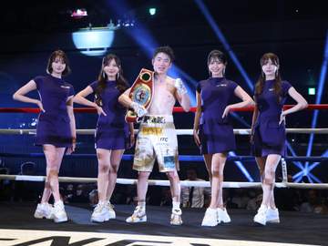 「横顔めっちゃ綺麗やんw」3大世界戦彩った紺のミニワンピ美女にネット衝撃「美しすぎる」「激アツ」「保護されるべき横顔」