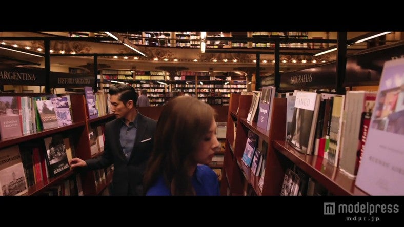 北川景子＆本木雅弘／新CM「ブエノスアイレス 書店篇」より