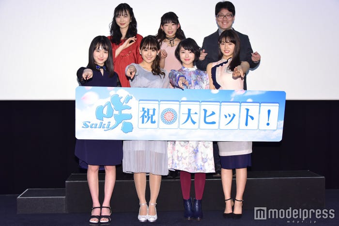 (前列左から)山田杏奈、浅川梨奈、浜辺美波、古畑星夏(後列左から)岡本夏美、長澤茉里奈、小沼雄一監督 (C)モデルプレス