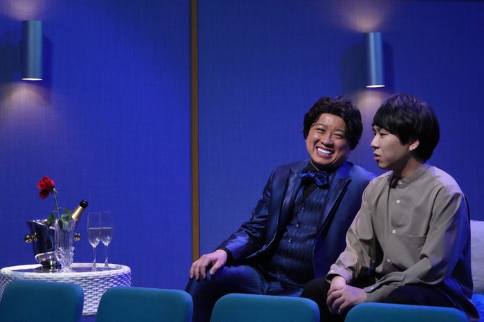 「BACHEO JAPANバチェ田バチェ男」左から)松尾駿、秋山寛貴(C)フジテレビ