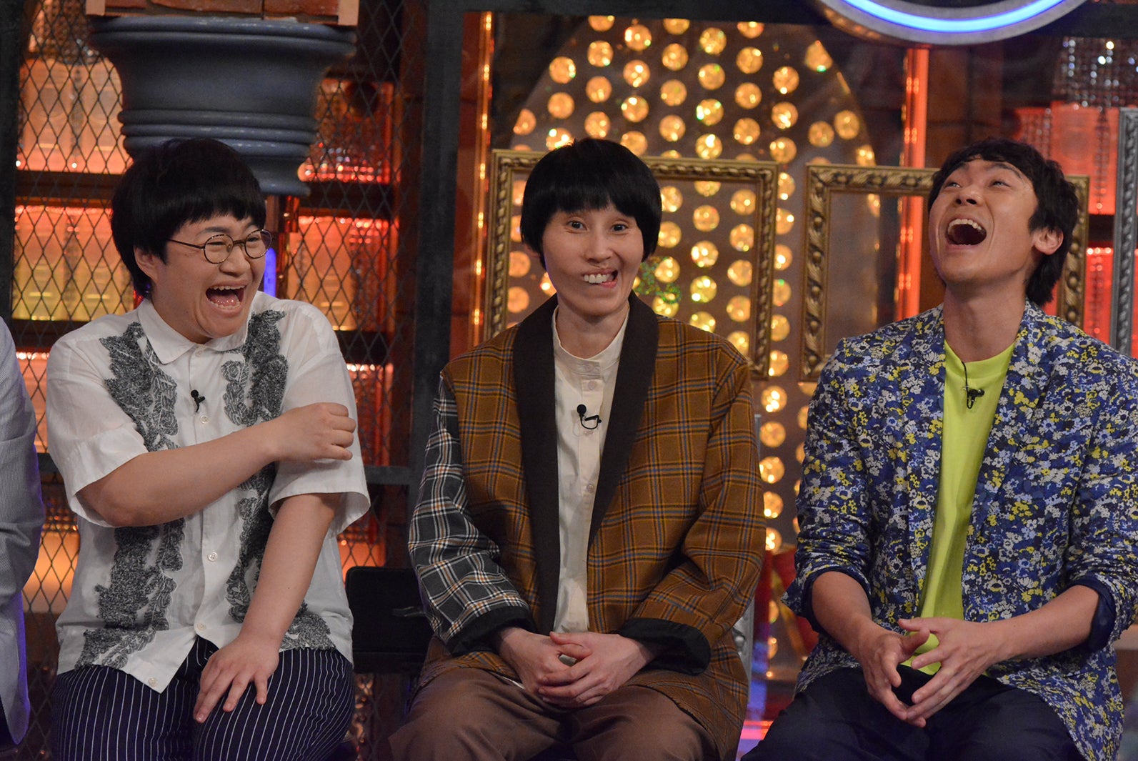 （左から）ハリセンボン、小林よしひさ（C）読売テレビ