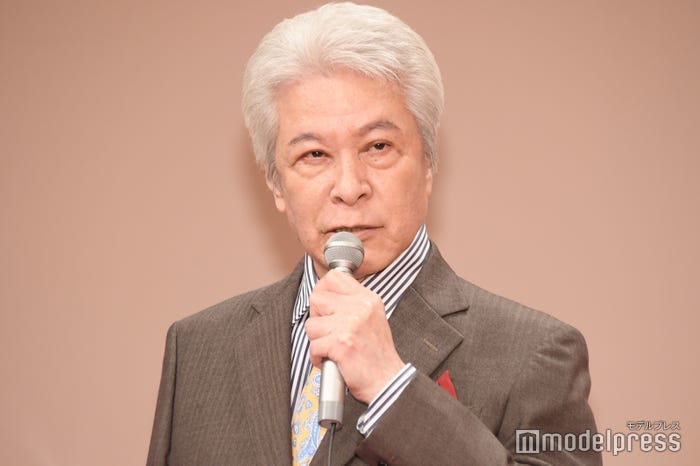 永瀬廉からの突然のハグに戸惑いすぎてセリフを飛ばした鹿賀丈史(C)モデルプレス