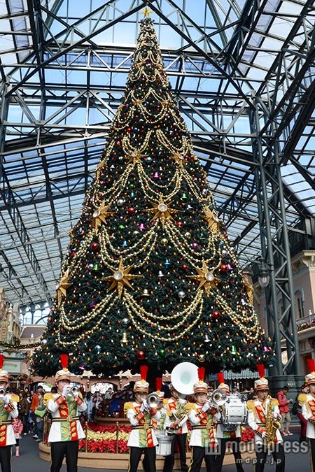 クリスマスツリーの前で「東京ディズニーランド・バンド」に遭遇