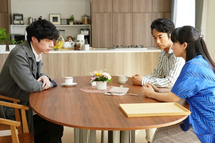 坂口健太郎、眞島秀和、香椎由宇「Dr.チョコレート」第7話より(C)日本テレビ